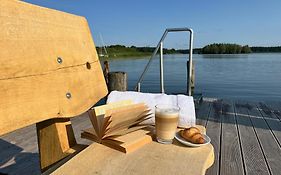 Landhotel Rosenhof am Plauer See garni mit E-Lade Säule